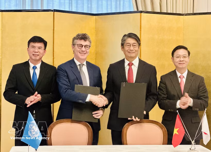 联合国教科文组织驻越南首席代表乔纳森·华莱士·贝克与伊藤直树大使签署项目实施协议。图自越通社