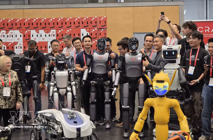 VinRobotics 公司的 VR-H3 机器人参加 ICRA 2026 机器人巡游活动。 图自越通社