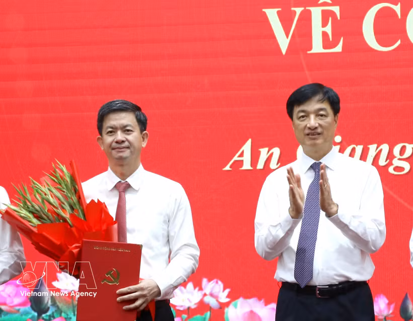越共中央政治局委员、中央书记处书记、中央组织部部长阮维玉向黎光松同志颁发任命决定。图自越通社