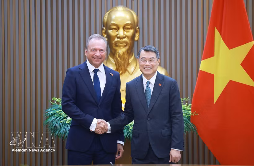 越南政府总理黎明兴会见卢森堡财政大臣吉勒·罗特。图自越通社