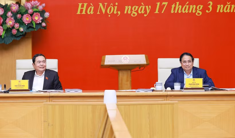 越南国会主席陈青敏与政府总理范明政主持政府党组检查结果草案通报会。图自越通社