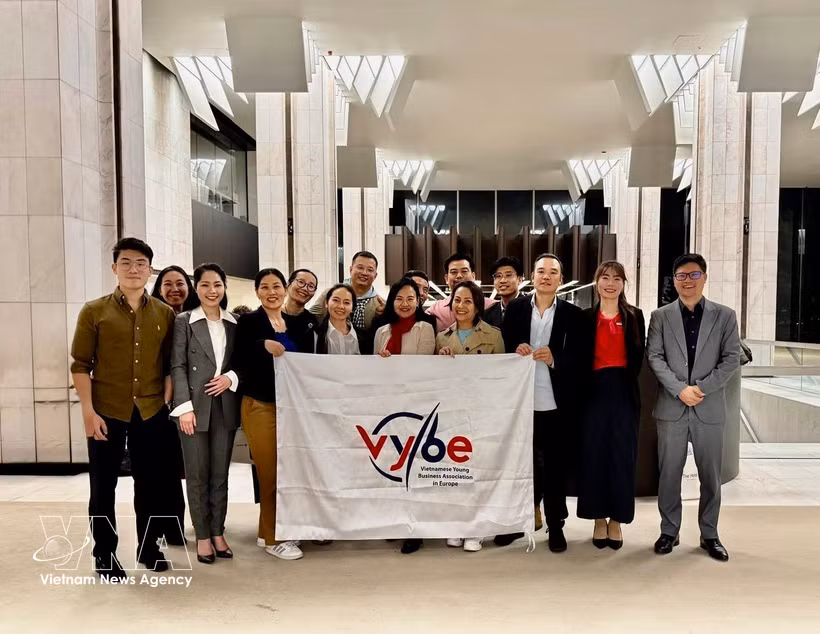 欧洲越南青年企业家协会（VYBE）主席兼欧洲越南创新网络（VINEU）总监陈荷媚（中）与欧洲越南青年企业家协会成员合影。图自越通社