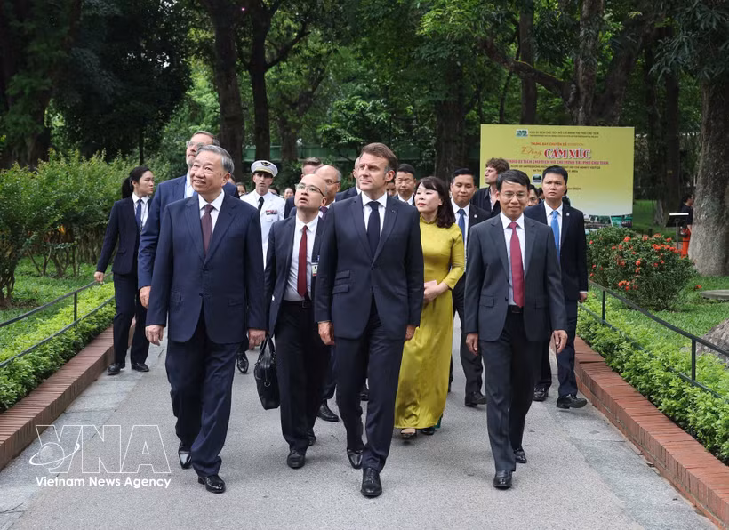 越共中央总书记苏林与法国总统马克龙在主席府参观胡志明主席遗迹区（2025年5月）。图自越通社