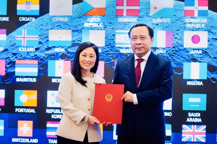 越南科学技术部部长武海军代表越南接收美国驻越南大使詹妮弗·维克斯移交的协议文本。越南科学技术部供图