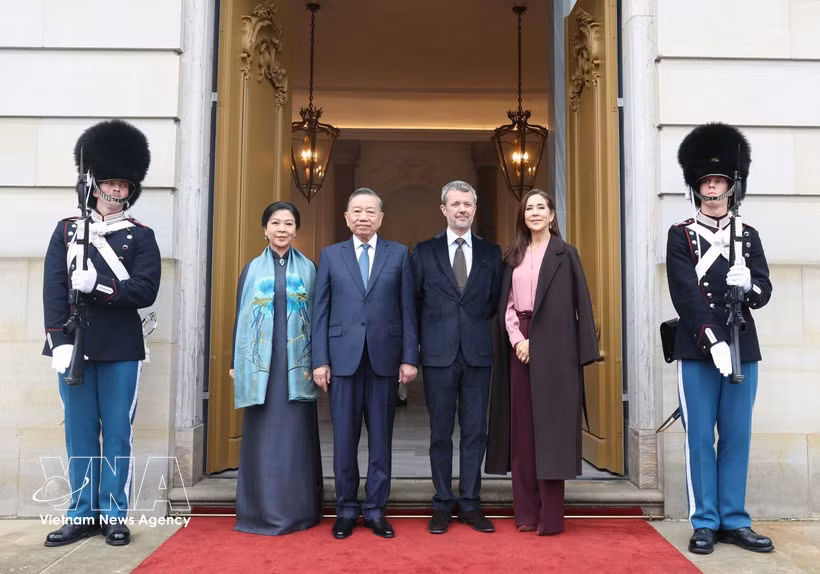丹麦国王弗雷德里克十世及王后玛丽在阿马林堡宫为越共中央总书记、国家主席苏林一行主持了欢送仪式。图自越通社