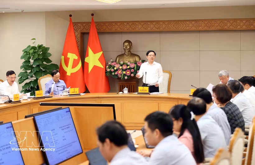 越南政府副总理胡国勇主持召开会议，与若干部委及行业就土地法（修正案）草案进行讨论。图自越通社