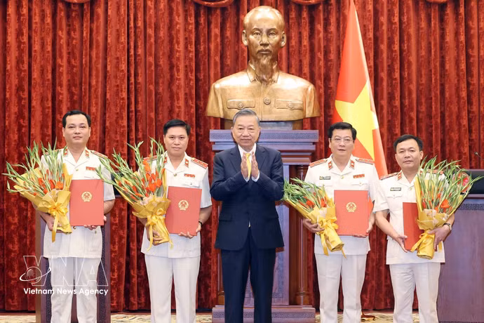 越共中央总书记、国家主席苏林向4名最高人民检察院检察官颁发任命决定书。图自越通社