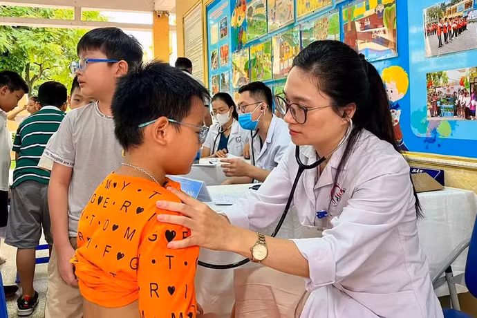 医疗队伍对儿童进行健康检查。图自河内栋多综合医院