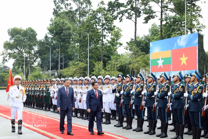 越共中央总书记、国家主席苏林与缅甸总统敏昂莱检阅了越南人民军仪仗队。图片来源：越通社