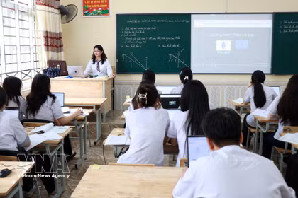 宁平省金榜坊朱文安初中学生的AI应用课时。图自越通社