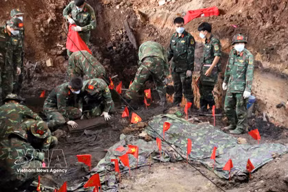 负责搜寻和归集烈士遗骸的力量在黎氏莲公园A区执行任务。图自越通社