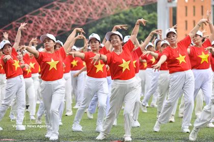 河内市老年人协会启动2026年老年人行动月，并以参与老年人数量最多的广场舞表演创下越南纪录。图自越通社