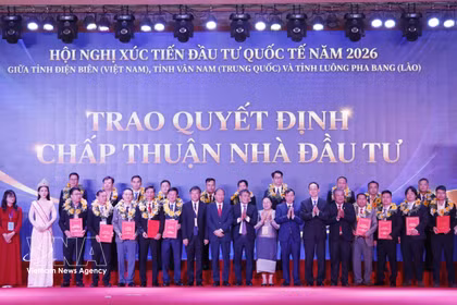 会议的值得关注成果之一是向20家投资商颁发投资者批准决定。图自越通社