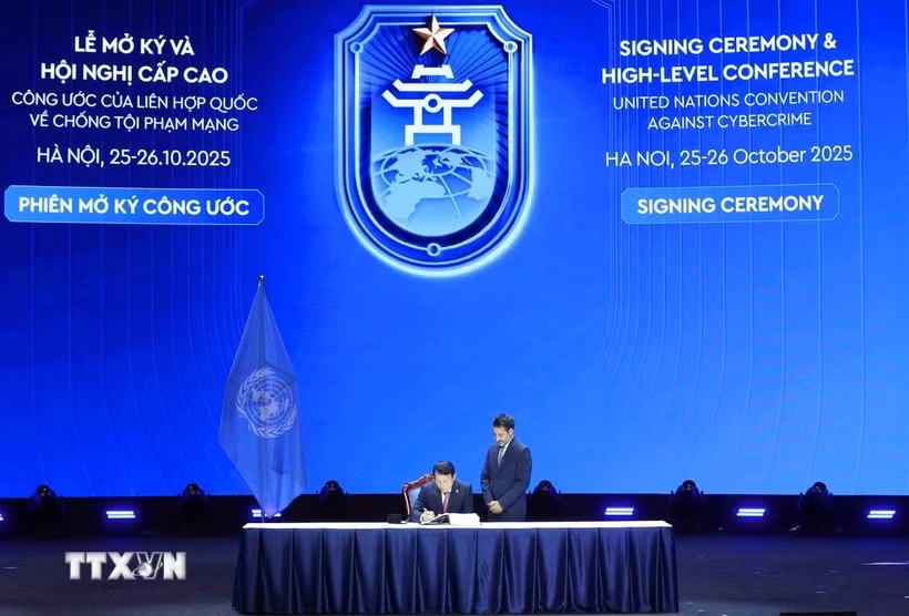 越南公安部部长梁三光签署《联合国打击网络犯罪公约》。图自越通社