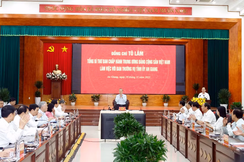 越共中央总书记苏林及中央工作代表团与安江省委常务委员会在富国特区举行工作会谈。图自越通社