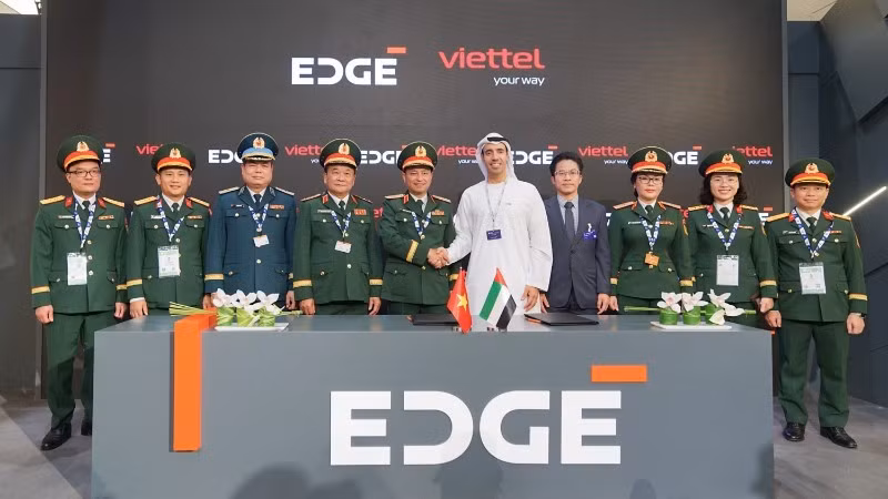 越南军队电信工业集团与阿联酋高科技与国防集团EDGE签署合作备忘录。图自《人民报》