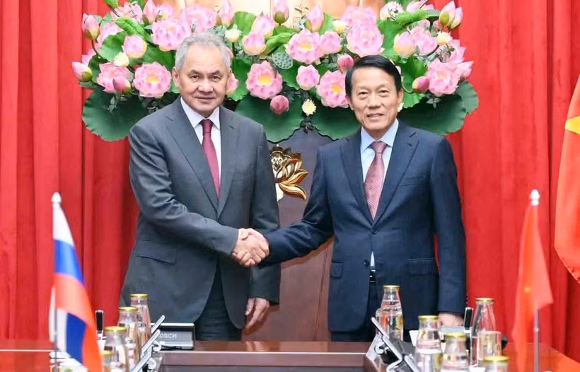 越共中央政治局委员、公安部长梁三光大将与俄罗斯联邦安全会议秘书谢尔盖·库茹盖托维奇·绍伊古大将。图自越通社
