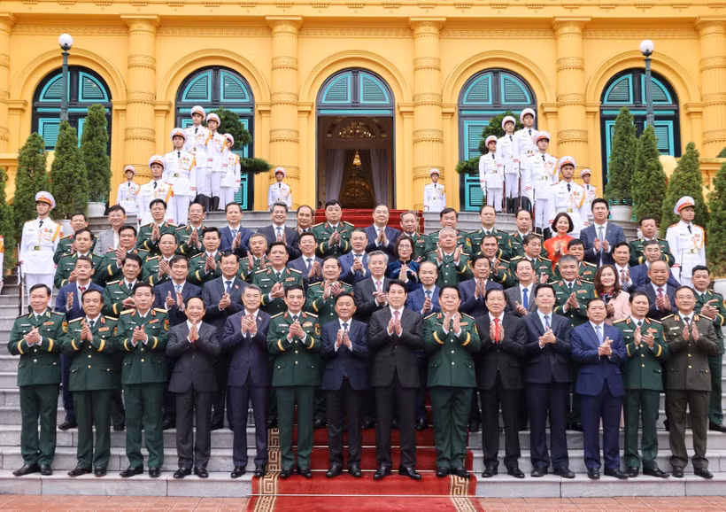 国家主席梁强与各位代表合影。图自越通社