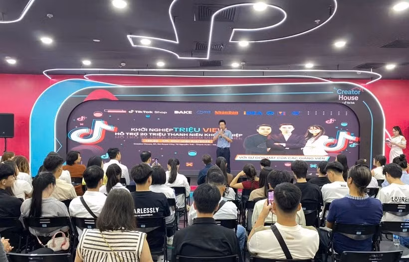“数字扫盲——一起学习AI”社区培训项目。图自《人民报》