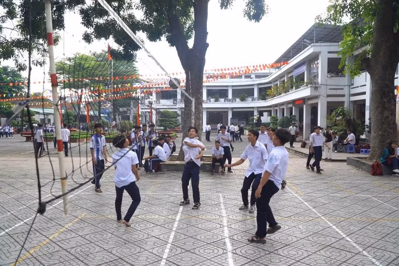 胡志明市阮尚贤高中学校的学生。图自《劳动报》