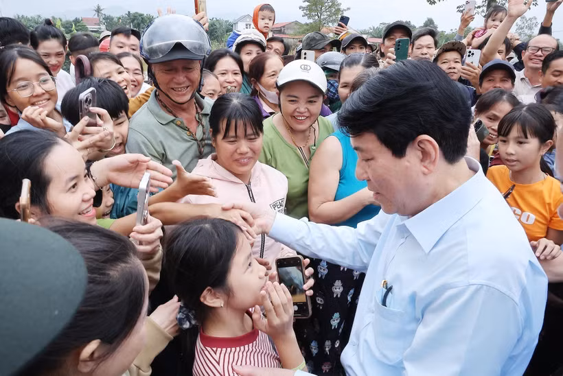 越南国家主席梁强走访慰问了当地受洪水影响的民众。图自越通社
