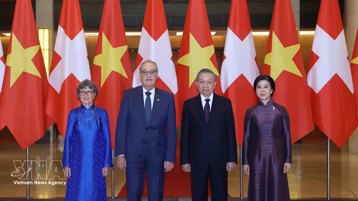 越南举行隆重仪式 欢迎瑞士联邦主席及夫人对越南进行正式访问