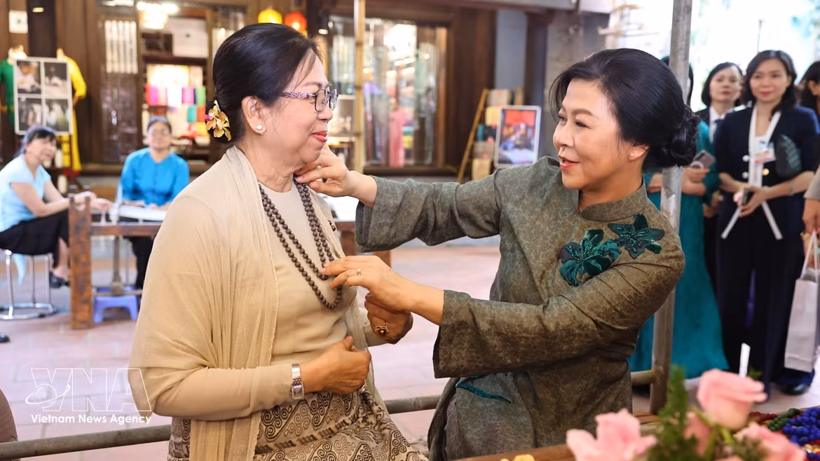 越共中央总书记、国家主席苏林夫人与缅甸总统敏昂莱夫人探访万福丝绸村