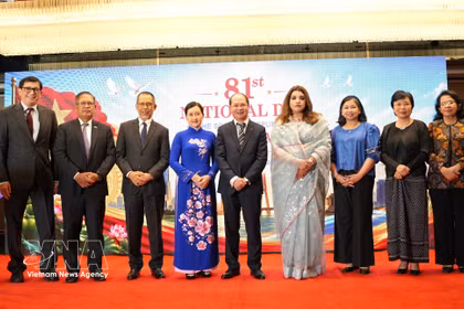 大使阮孟强（正中）与孟加拉国外交部国务秘书沙马·奥贝德·伊斯兰（右四）同东盟各国大使合影。图自越通社