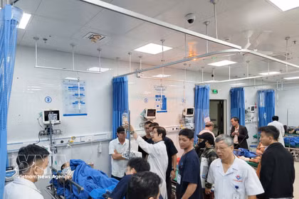 事故伤者在嘉莱雄王医院接受治疗。图自越通社