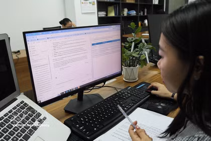 在查询和处理法律信息中应用人工智能。图自越通社