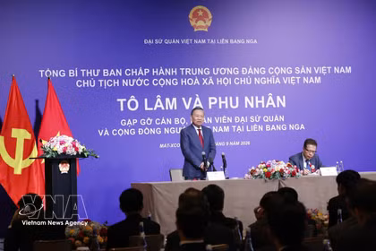 越共中央总书记、国家主席苏林会见越南驻俄罗斯大使馆工作人员及旅俄越南人代表。图自越通社