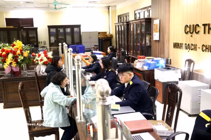 民众和企业在兴安省第四区域税务分局办理行政手续。图自越通社