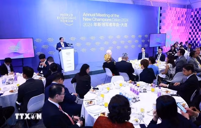 越南政府总理范明政与世界经济论坛大型集团对话。图自越通社