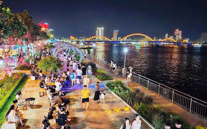 白藤步行街吸引大量居民和游客前来参观。图自人民报