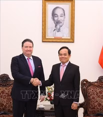 越南政府副总理陈流光在政府驻地会见了美国驻越南大使马克·埃文斯·纳珀。图自越通社