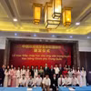 中国驻越南大使何炜与荣获2026-2027学年中国政府奖学金的学生合影留念。图自越通社