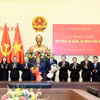 越南国会主席陈青敏主持45年及30年党龄纪念章颁发仪式。图自越通社