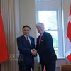 工贸部部长黎孟雄与加拿大能源与自然资源部部长蒂姆·霍奇森举行会谈。图自越通社