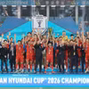 国际足联（FIFA）主席詹尼·因凡蒂诺（Gianni Infantino）向越南队颁发冠军奖杯。图自越通社