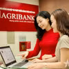 越南农业与农村发展银行（Agribank）工作人员引导客户在数字化渠道进行安全交易。图自人民军报