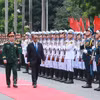 潘文江大将在国防部驻地主持仪式，欢迎努尔丁部长一行访越。图自越通社