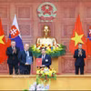 越南政府总理黎明兴与斯洛伐克总理罗伯特·菲佐（Robert Fico）共同见证越南国家标准计量质量委员会（STAMEQ）与斯洛伐克标准、计量和测试局（UNMS）签署谅解备忘录。图自越通社