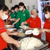 宁平省天长坊“志愿餐协会”准备情义餐。图自越通社