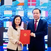 越南科学技术部部长武海军代表越南接收美国驻越南大使詹妮弗·维克斯移交的协议文本。越南科学技术部供图