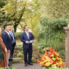 旅法越南人向胡志明主席献花。图自越通社