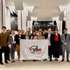 欧洲越南青年企业家协会（VYBE）主席兼欧洲越南创新网络（VINEU）总监陈荷媚（中）与欧洲越南青年企业家协会成员合影。图自越通社