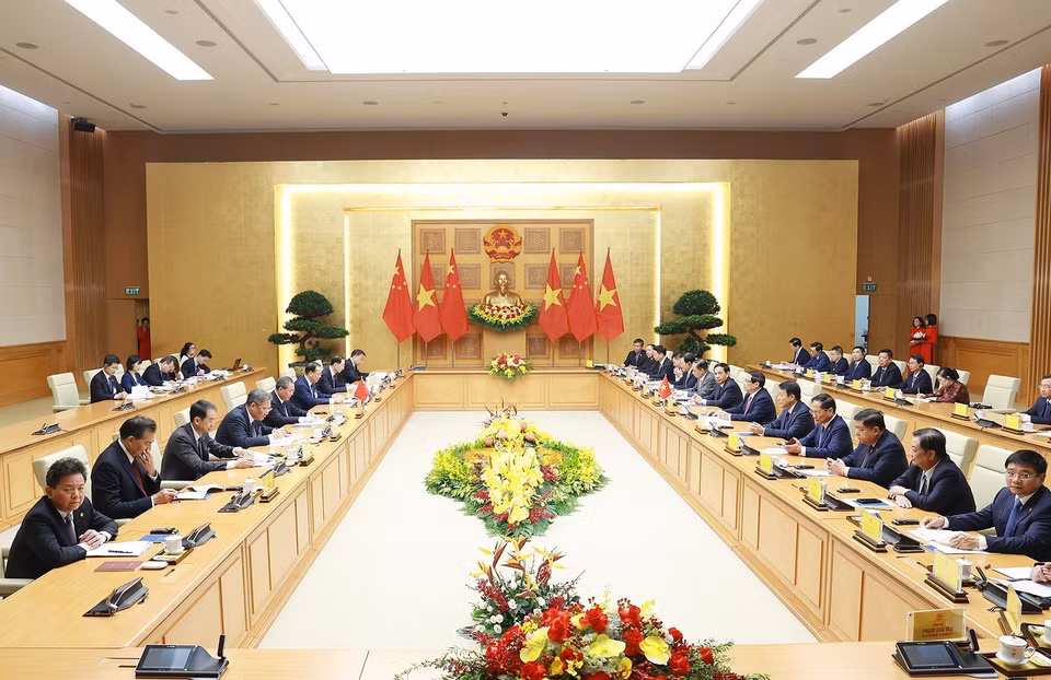 10月13日在河内，越南政府总理范明政同中国国务院总理李强举行会谈。图自越通社