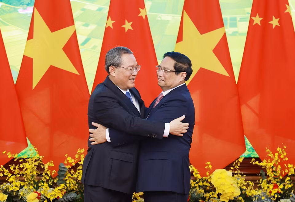 10月13日在河内，越南政府总理范明政与中国国务院总理李强在举行会谈之前合影。图自越通社