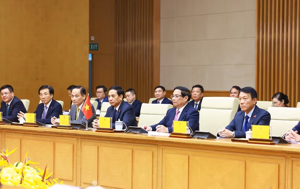 越南政府总理范明政同出席会谈的越方代表团。图自越通社