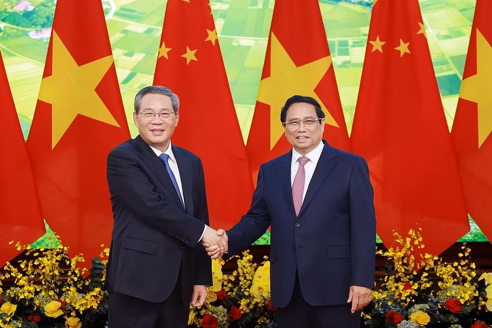 越南政府总理范明政同中国国务院总理李强举行会谈，就越中双边各项重要问题进行讨论及交换意见。图自越通社